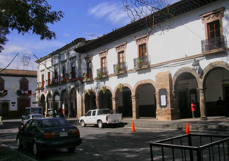 Hotels and shops surround the plaza with restaurants spilling out under the arches of the portales. 
