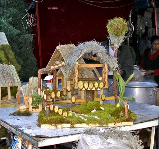 A traditional base for a nativity scene - decorated with moss. Everything from simple to the most elaborate is available this week at mercados all over México.