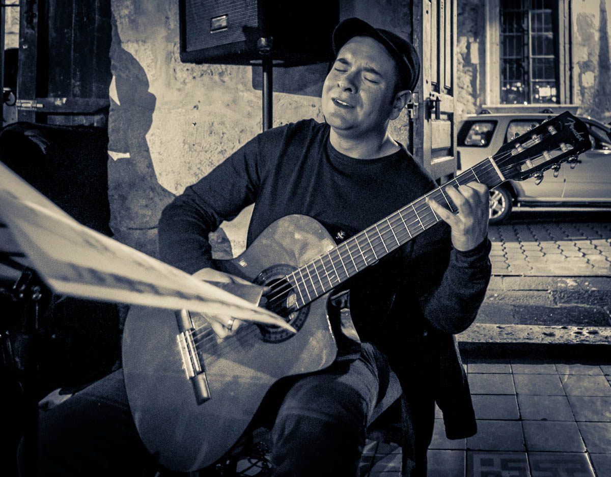 A stellar artist - Rodrigo Nefthalí López Alarcón - playing w