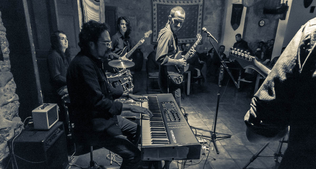 Slim Miller (guitar and voice) with Eric Kasten (guitar), Omar Ramirez (keyboards), Iván Ramírez (Drums) and Vic Romero (bass)