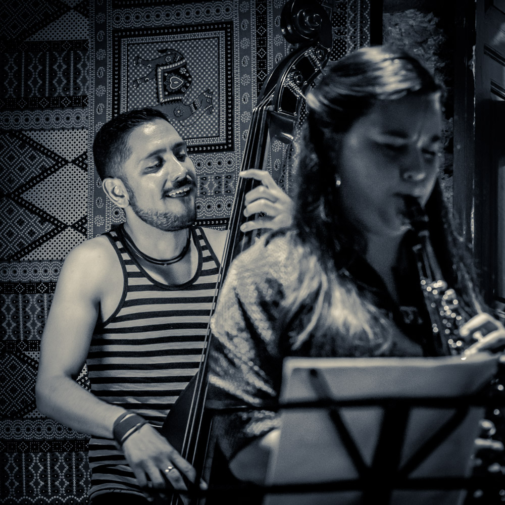 Jasmine Lovell-Smith Quartet: Rodrigo Nefthalí López Alarcón (guitarra), Flavio Meneses Torres (bajo) y Fernando Mendoza (bateria), y Jasmine Lovell-Smith (saxofonista y compositora)
