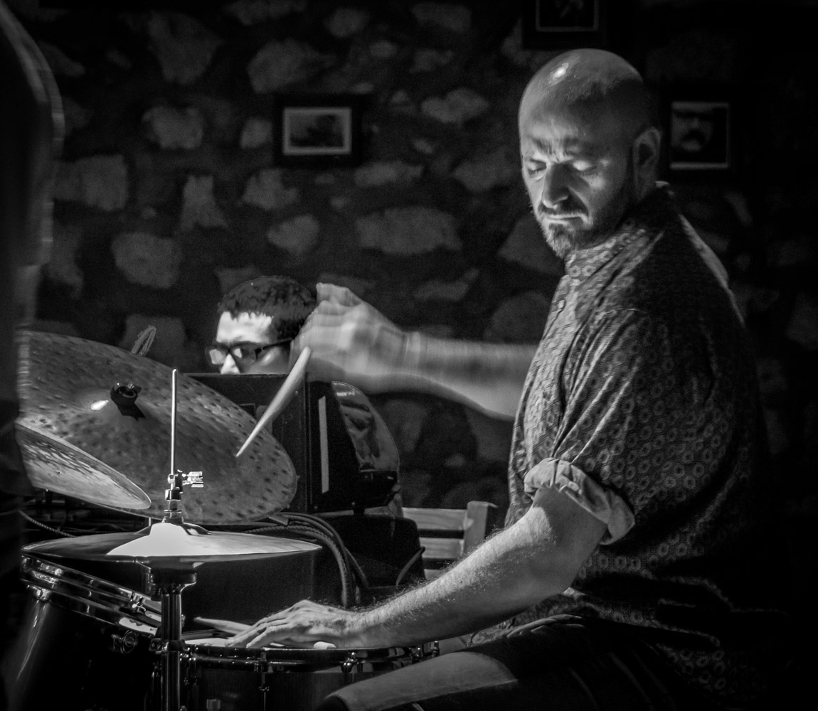 DROPDOGS: Leo Genovese - Keybords, Rodrigo Dominguez - Sax, Hernan Hecht - Drums