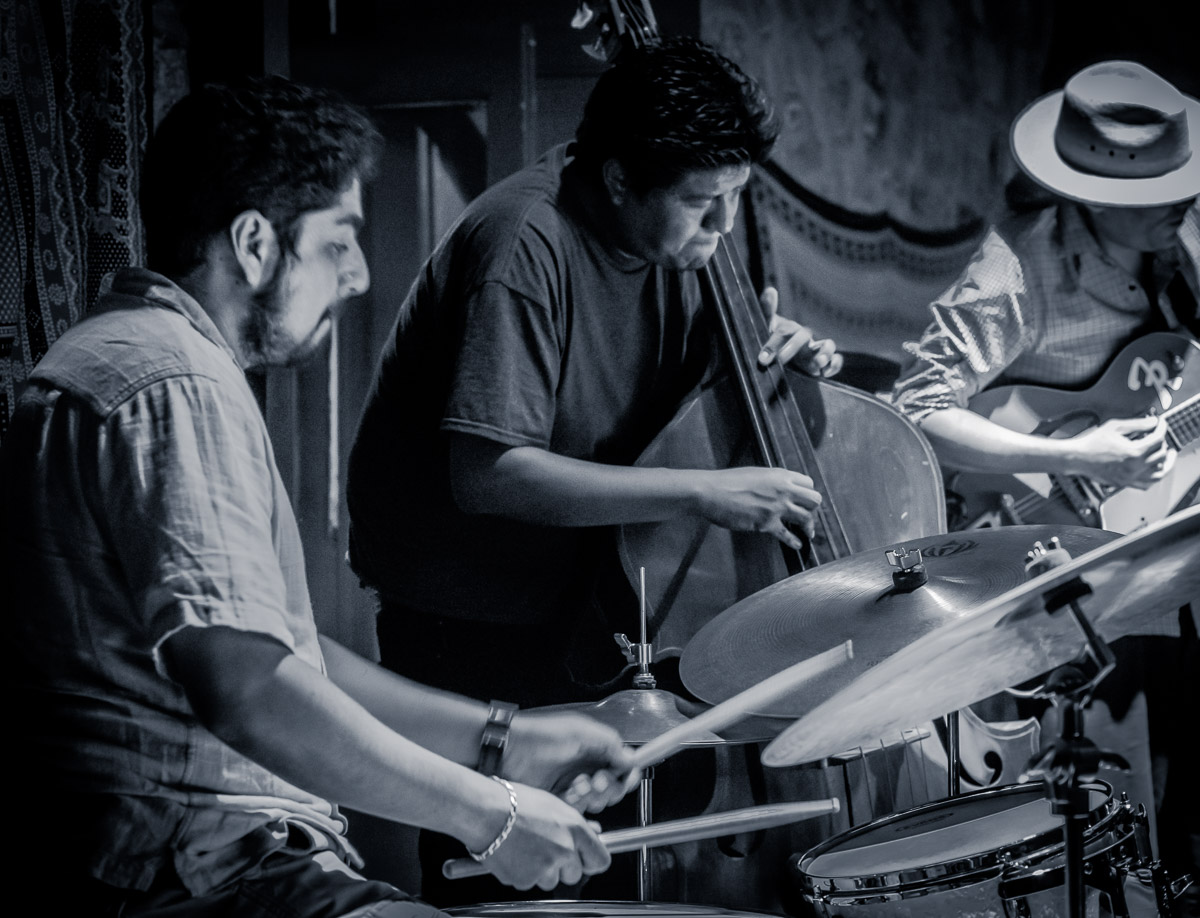 Jazz Tense: Franco Lugo en la guitarra, Irepan Rojas en el contrabajo, Roger Vargas en la bateria, Tito Prospero en la trompeta.